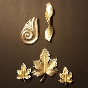 Collection of pins and matching earrings, brooch